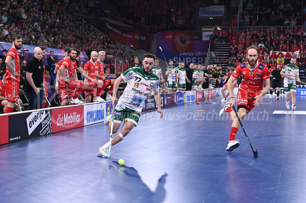 SV Wiler-Ersigen vs Floorball Köniz - 15. April 2023 | SV Wiler-Ersigen vs Floorball Köniz
Stimo Arena, Kloten
Deny Kaenzig (#77 SV Wiler-Ersigen) und Stefan Hutzli (#23 Floorball Koeniz).
Bild: Sportfotografie Markus Aeschimann | www.markus-aeschimann.ch - Realisiert mit Pictrs.com