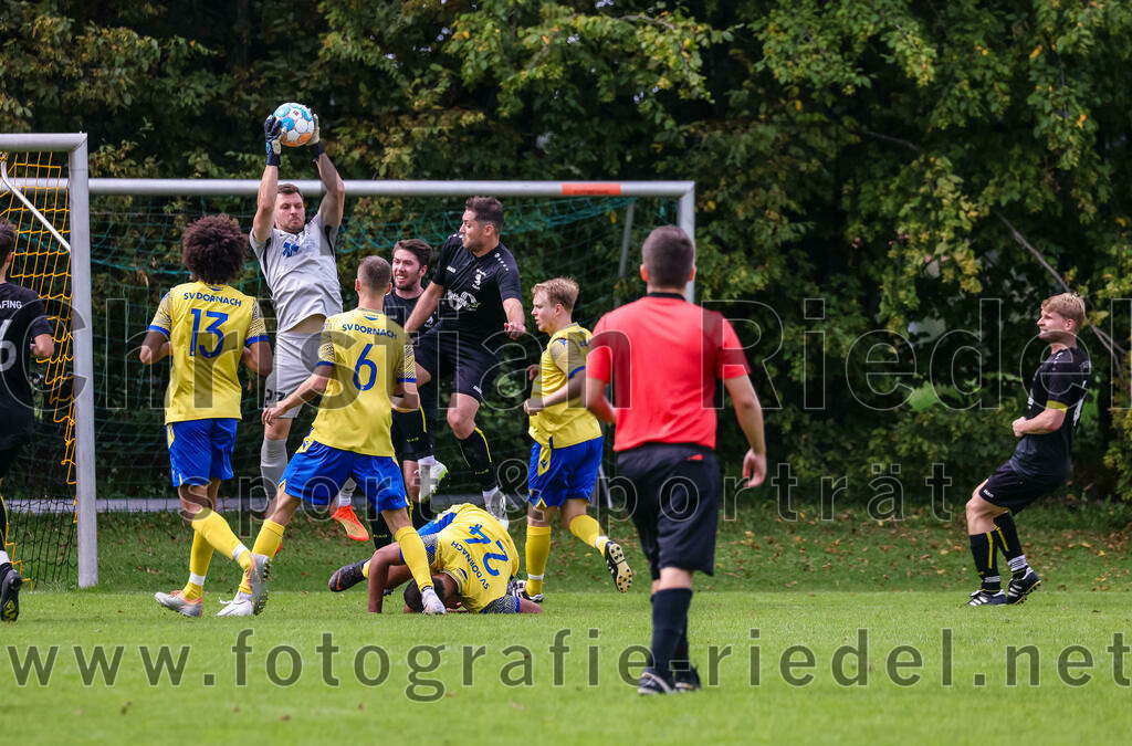 2023-09-03_049_TSV_Grafing_II_gegen_SV_Dornach_II | Grafing, Deutschland, 03.09.2023:
Fußball, A-Klasse 2023 / 2024, 3. Spieltag, TSV Grafing II gegen SV Dornach II, Endergebnis: 0:0

Dennis Endhart (SV Dornach, #13), Torwart Jakob Krütten (SV Dornach, #27)

Foto: Christian Riedel / fotografie-riedel.net