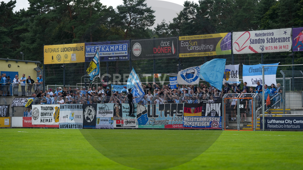 Fußball, Herren, Saison 2025/2026, Regionalliga Nordost, 2. Spieltag, FSV 63 Luckenwalde vs. Chemnitzer FC, Samstag 02.08.2025, Werner-Seelenbinder-Stadion Luckenwalde | Fußball, Herren, Saison 2025/2026, Regionalliga Nordost, 2. Spieltag, FSV 63 Luckenwalde vs. Chemnitzer FC, Samstag 02.08.2025, Werner-Seelenbinder-Stadion Luckenwalde, Im Bild: Die Fans, Fanszene des Chemnitzer FC in Luckenwalde - Realisiert mit Pictrs.com