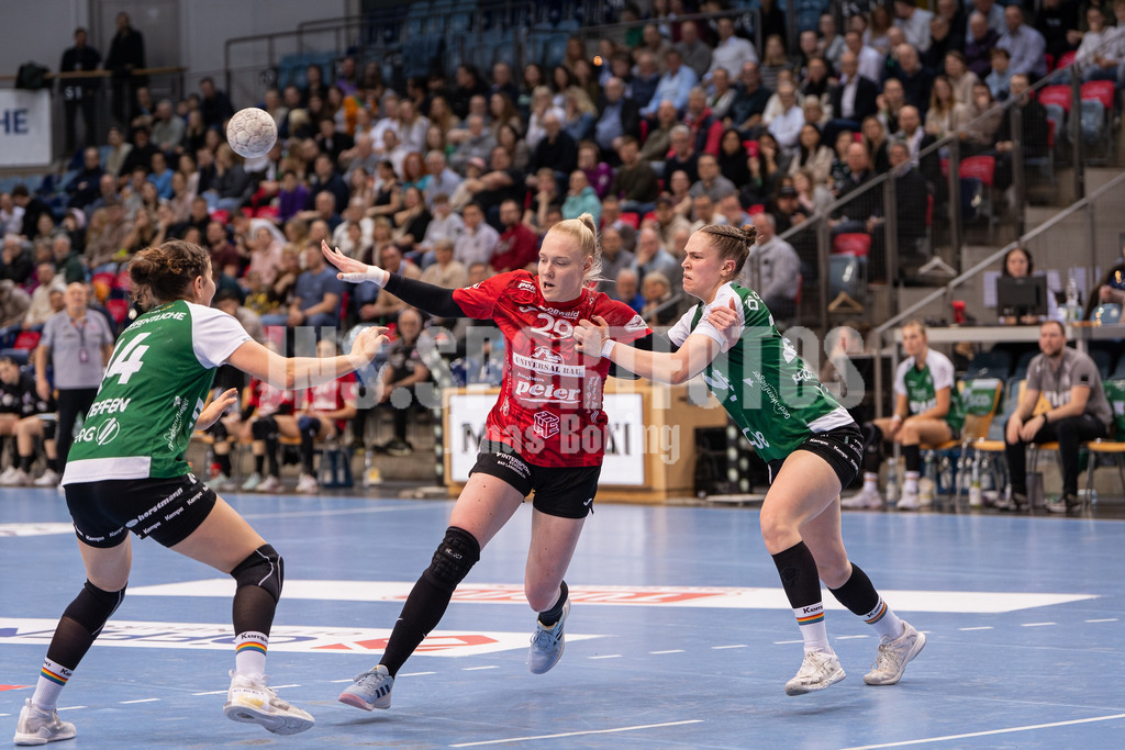 Handball I Frauen I Saison 2025-2026 I 1. HBF I 17. Spieltag I VFL Oldenburg - Thüringer HC I 0289 | Marie Steffen (14, VfL Oldenburg), Johanna Reichert (29, Thüringer HC) und Ariane Pfundstein (20, VfL Oldenburg) - Realisiert mit Pictrs.com
