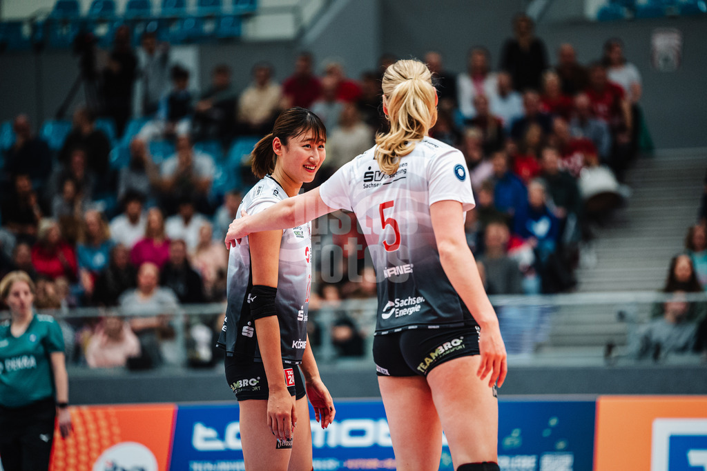 Volleyball | Frauen | Saison 2025/2026 | Volleyball Bundesliga | ETV Hamburger Volksbank Volleys vs. Dresdner SC | 15.11.2025 | v.l. Miku Akimoto (#10, Dresdner SC) und Rosa Entius (#5, Dresdner SC)