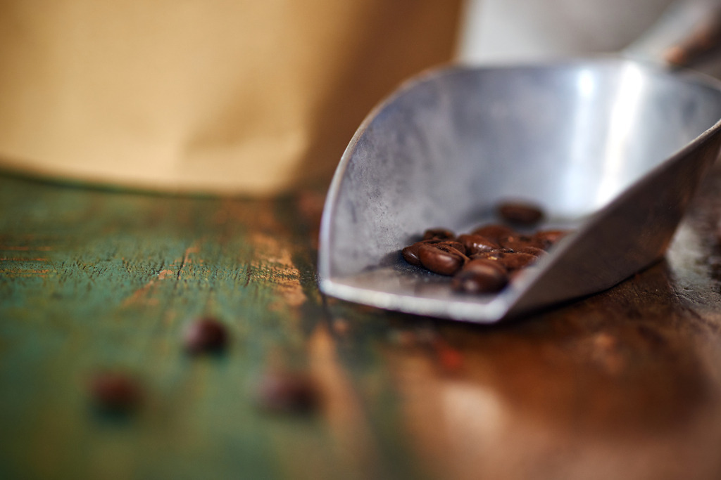 Cafebrennerei Franze | Wien, Austria - July 24, 2019: Cafebrennerei Franze am Kutschkermarkt; Kaffeebohnen auf dem Tisch. - Realisiert mit Pictrs.com