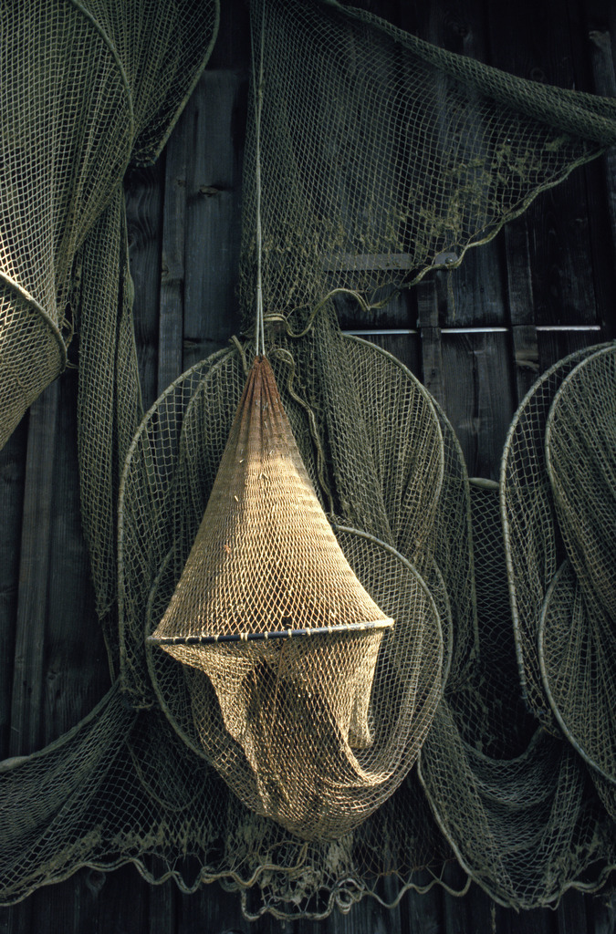 Fischernetze und Reusen an der Hauswand | Europa, Austria, Vorarlberg, Rohrspitz; Fischernetze und Reusen an der Hauswand zum trocknen. - Realisiert mit Pictrs.com