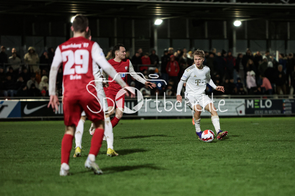 SV Heimstetten - FC Bayern Amateure | Frans KRAETZIG (FCB #29) am Balll