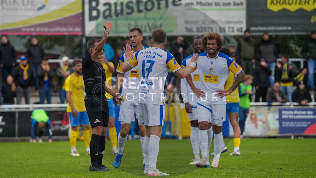 Fußball, Herren, Saison 2025/2026, Regionalliga Nordost, 11. Spieltag, FSV 63 Luckenwalde vs. FC Carl-Zeiss Jena, Samstag 05.10.2025, Werner-Seelenbinder-Stadion Luckenwalde, | Fußball, Herren, Saison 2025/2026, Regionalliga Nordost, 11. Spieltag, FSV 63 Luckenwalde vs. FC Carl-Zeiss Jena, Samstag 05.10.2025, Werner-Seelenbinder-Stadion Luckenwalde, Im Bild: Schiedsrichter Johannes Schipke zeigt Janas Patrick Weihrauch die gelb/rote Karte. - Realisiert mit Pictrs.com