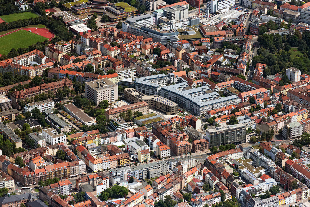 dr__0049217.jpg | NüRNBERG 19.07.2024 Neubau- Baustelle des Verwaltungsgebäude der staatlichen Behörde " Zentrum Bayern Familie und Soziales " an der Roonstraße im Ortsteil Himpfelshof in Nürnberg im Bundesland Bayern, Deutschland. Weiterführende Informationen bei: Heinle Wischer Partnerschaft freier Architekten mbB,  Novartis Pharma AG,  Staatliches Bauamt Nürnberg,  Zentrum Bayern Familie und Soziales. // New construction site Administrative buildings of the state authority " Zentrum Bayern Familie and Soziales " in the district Himpfelshof in Nuremberg in the state Bavaria, Germany. Further information at: Heinle Wischer Partnerschaft freier Architekten mbB,  Novartis Pharma AG,  Staatliches Bauamt Nuernberg,  Zentrum Bayern Familie und Soziales. Foto: Daniel Reiter