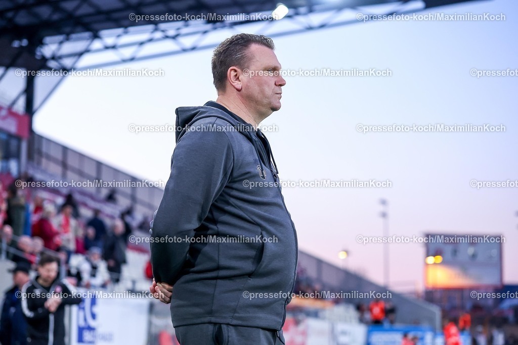 RWE04032601010 | 2026.03.04, Fußball, 3.Liga Herren, Rot-Weiss Essen -  SV Waldhof Mannheim, Stadion Hafenstraße, 27.Spieltag, Saison 2025 / 2026: Cheftrainer Uwe Koschinat (Rot-Weiss Essen #hc)  DFB regulations prohibit any use of photographs as image sequences and or quasi-video.