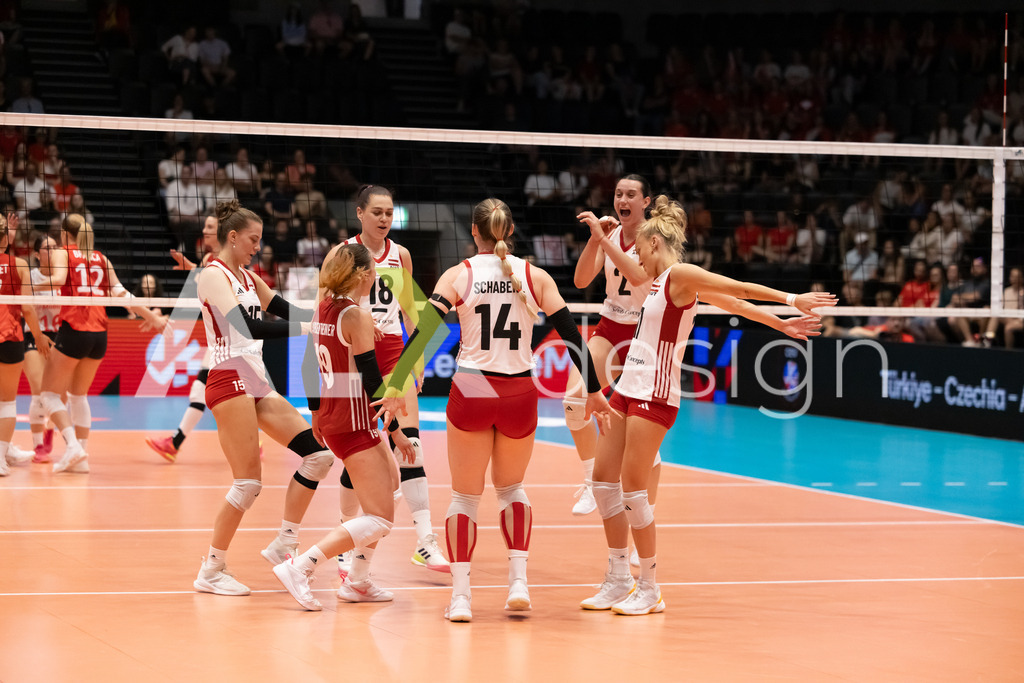 Austria v Switzerland - CEV European League Women | KRIENS, SWITZERLAND - JUNE 14: MARIE KRISTIN BRUCKNER of Austria, EVA STABENTHEINER of Austria, KORA MARINA SCHABERL of Austria, CARMEN RAAB of Austria, DANA SCHMIT of Austria celebrating during the CEV European League match between Austria and Switzerland at Pilatus Arena on June 14, 2026 in Kriens, Switzerland. - Realisiert mit Pictrs.com