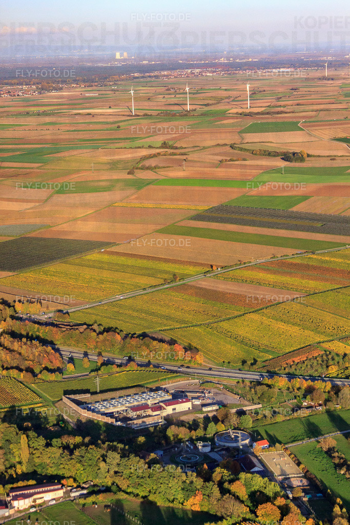 Geothermiekraftwerk vor Windpark | Luftbild: Geothermiekraftwerk vor Windpark in Insheim im Bundesland Rheinland-Pfalz in Deutschland. Foto: IMG_60580.jpg vom 24.10.2013 durch Werner Riehm/FLY-FOTO.de - Realisiert mit Pictrs.com