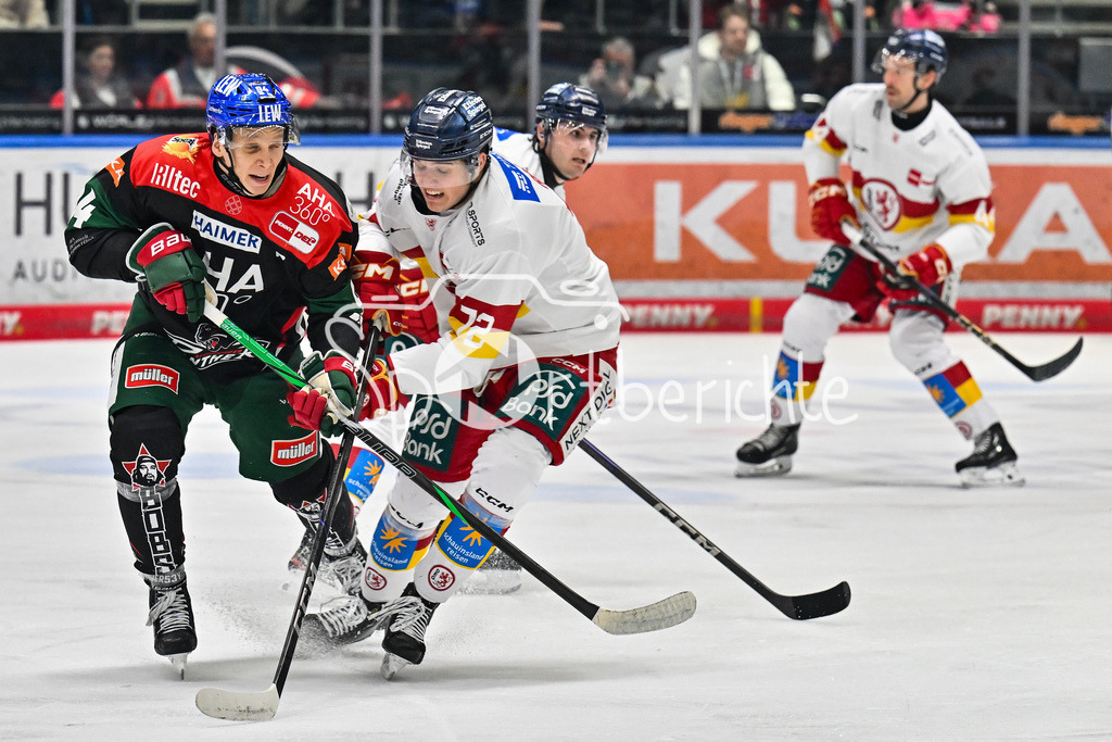 Augsburger Panther - Düsseldorfer EG | Im Duell Anrei HAKULINEN (Augsburger Panther #94) und Bennet ROSSMY (Duesseldorfer EG 72) / Zweikampf / DEL: Augsburger Panther - Duesseldorfer EG, Curt Frenzel Stadion am 04.03.2025