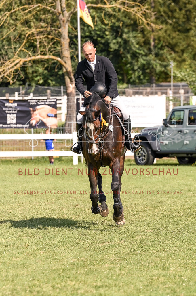 Schugtsche-Düren.2024-10.Springprf.M_-93 | Schugtsche Fotografie - Realisiert mit Pictrs.com