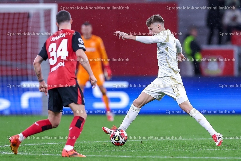 UCL29012502293 | 29.01.2025, Fußball, Bayer 04 Leverkusen - AC Sparta Prag, UEFA Champions League, 8. Spieltag, BayArena, Saison 2024 2025: Granit Xhaka (Bayer04 Leverkusen #34) im Zweikampf gegen Krystof Danek (Sparta Prag #13)