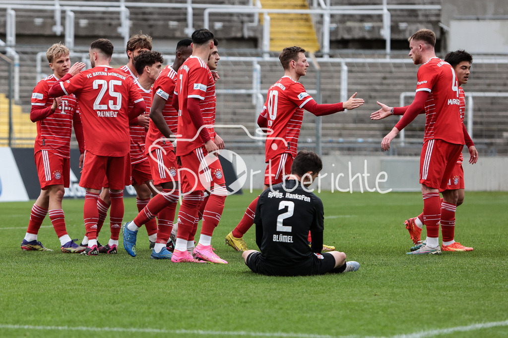 FC Bayern Amateure - SpVgg Hankofen-Hailing | Jubel der Amateure nach dem Treffer zum 2-1 durch Younes AITAMER (FCB #17) / Tor / Torjubel