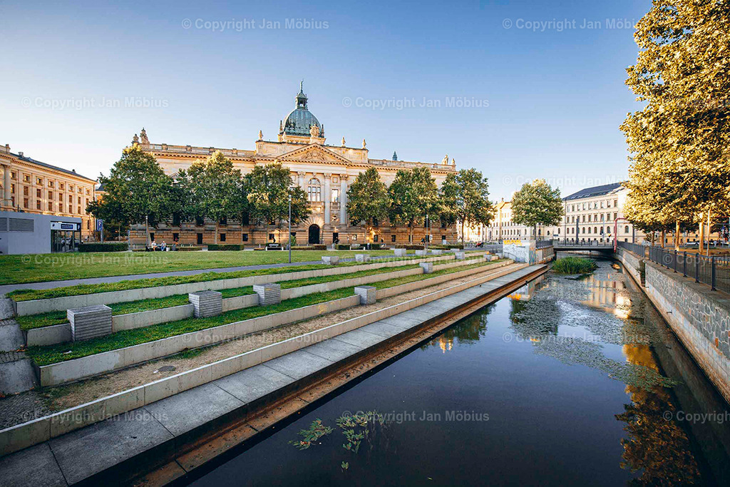 Bundesverwaltungsgericht | Das heutige Bundesverwaltungsgericht in Leipzig blickt auf eine bewegte Geschichte zurück: Ursprünglich als Reichsgericht errichtet, diente das beeindruckende Gebäude später als Bildermuseum. Heute ist es Sitz des höchsten deutschen Gerichts für öffentliches Recht. Die Verbindung aus historischer Architektur, kulturellem Erbe und rechtlicher Bedeutung macht diesen Ort einzigartig – für Besucher, Interessierte und Bildkäufer gleichermaßen. - Realisiert mit Pictrs.com