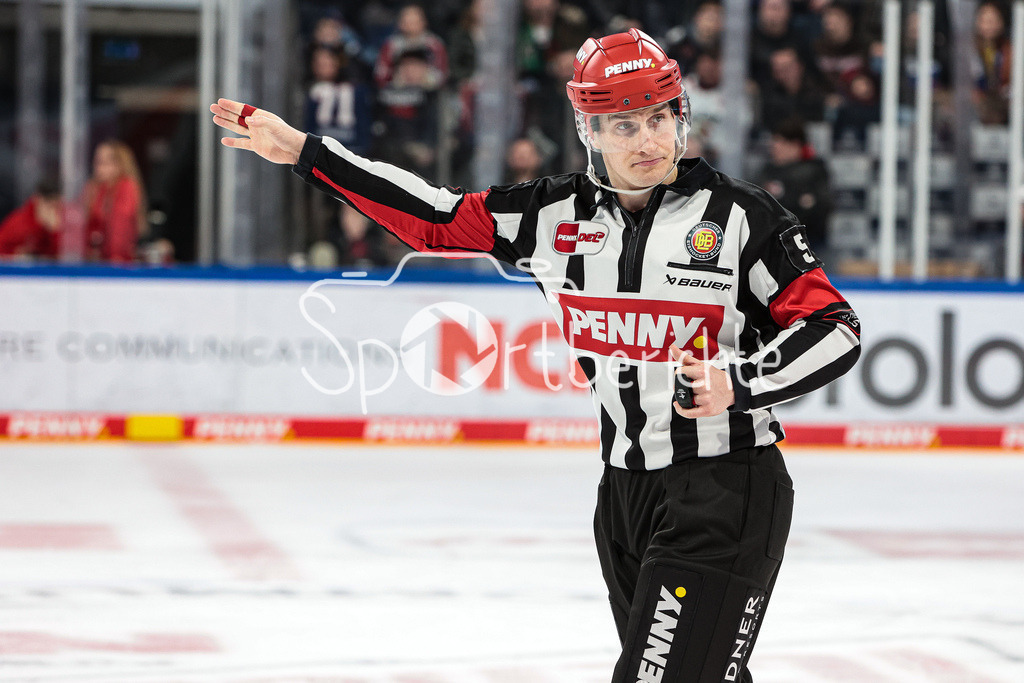 Nuernberg ICE Tigers - Augsburger Panther | Schiedsrichter Andre SCHRADER in Aktion