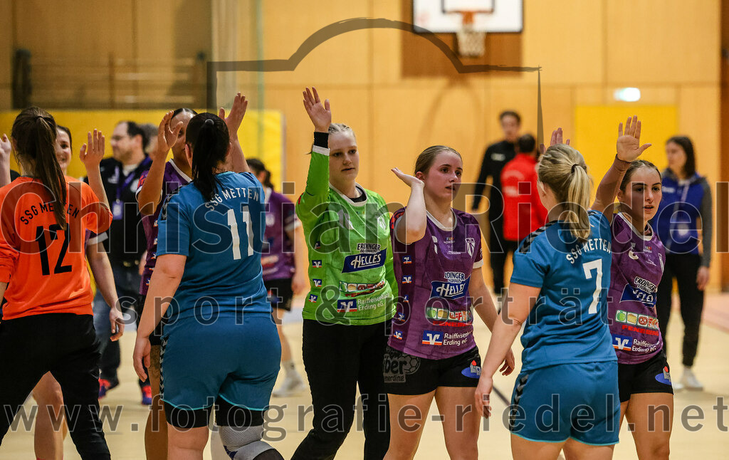2024-02-24_096_SpVgg_Altenerding_gegen_SSG_Metten_Frauen | Erding, Deutschland, 24.02.2024:
Handball, Bezirksoberliga Frauen Altbayern 2023 / 2024, 15. Spieltag, SpVgg Altenerding gegen SSG Metten, Endergebnis: 32:28

Tanja Kraus (SSG Metten, #12), Ramona Achatz (SSG Metten, #11), Torfrau Lara Kullmann (SpVgg Altenerding, #16), Marlene Mittermeier (SpVgg Altenerding, #6), Alexandra Baumann (SSG Metten, #7), Lena Prem (SpVgg Altenerding, #5)

Foto: Christian Riedel / fotografie-riedel.net