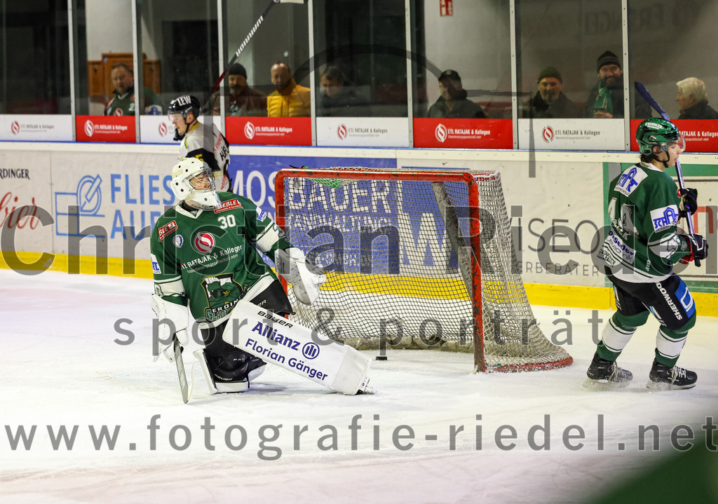 2023-11-17_021_TSV_Erding_gegen_EA_Schongau | Erding, Deutschland, 17.11.2023:
Eishockey, Bayernliga Vorrunde 2023 / 2024, 10. Spieltag, TSV Erding gegen EA Schongau, Endergebnis: 12:4

Torwart Patrick Mayer (Erding Gladiators, #30), Paul Wallek (Erding Gladiators, #44)

Foto: Christian Riedel / fotografie-riedel.net