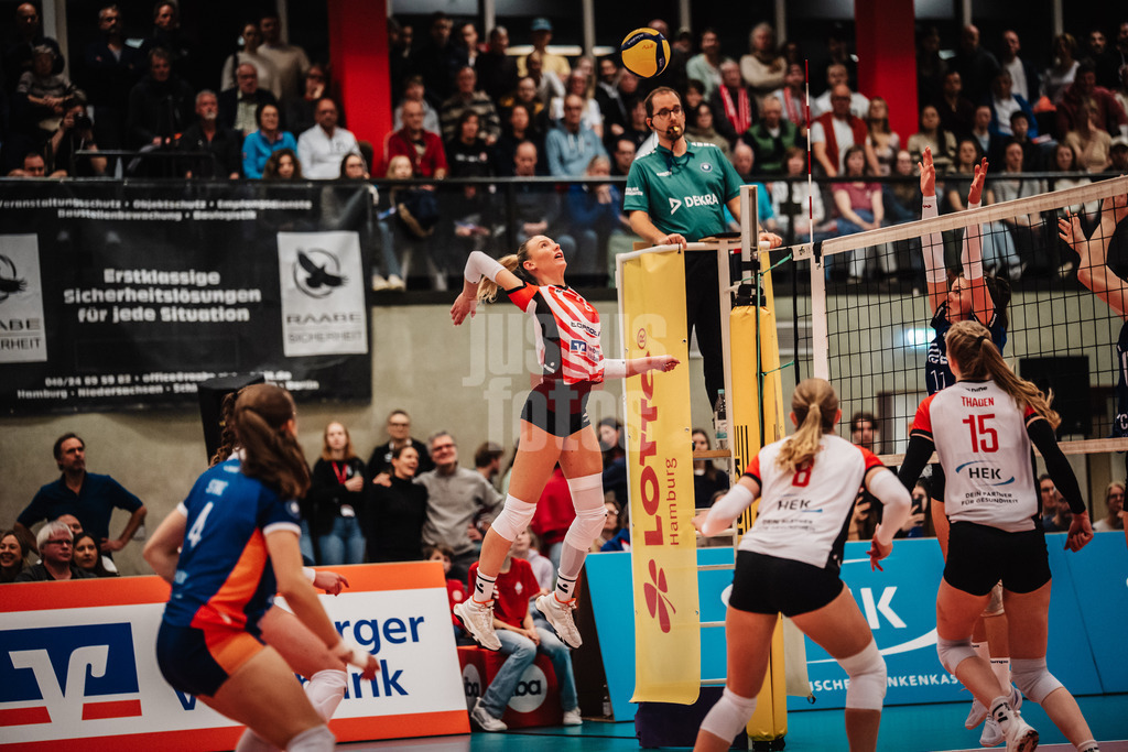 Volleyball | Frauen | Saison 2025/2026 | Volleyball Bundesliga | ETV Hamburger Volksbank Volleys vs. Binder Blaubären TSV Flacht | 06.12.2025 | Lina Köster (#3, ETV Hamburger Volksbank Volleys) beim Angriff