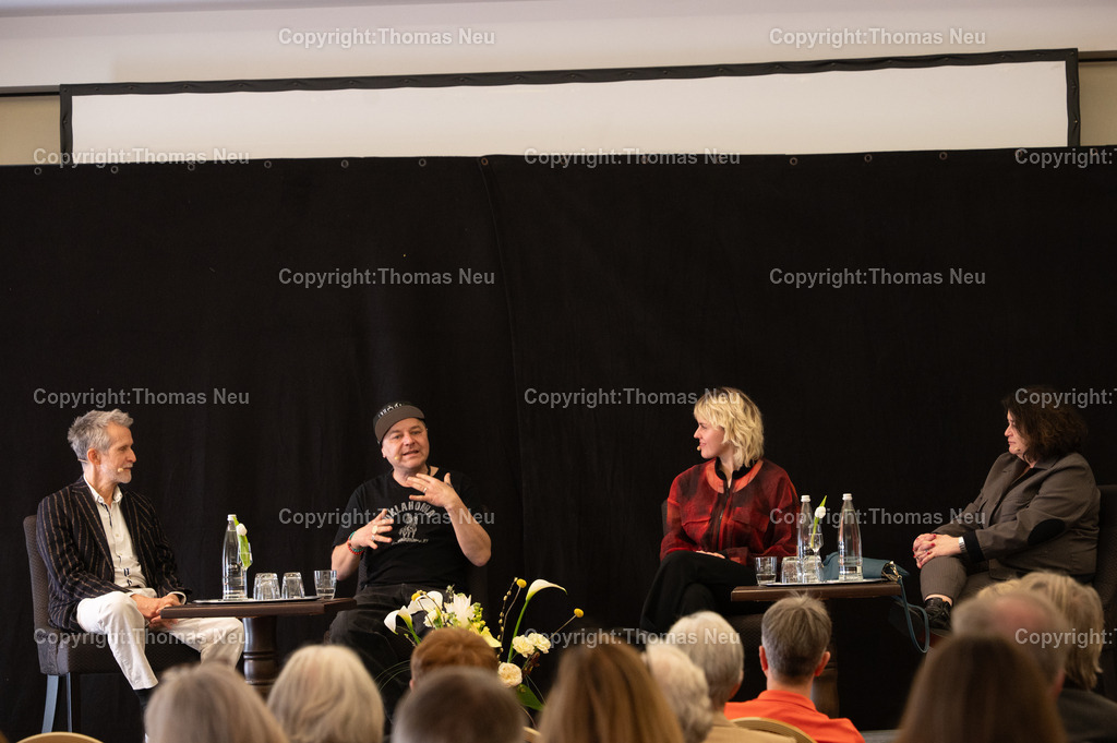 Eysoldt-ring-matinee-thomas-schmauser-Fritzi-Wartenberg-Ulrich-matthes-Almut-wagner-fotografie-thomas-neu.jpg-46 | Podiumsgespräch bei der Eysoldt-Matinee im Hotel Krone in Bensheim-Auerbach: Von links diskutieren Ulrich Matthes, Thomas Schmauser, Fritzi Wartenberg und Almut Wagner vor Publikum über Theater und Schauspiel. Die Veranstaltung fand im Rahmen der Verleihung des Eysoldt-Rings statt. Foto: Thomas Neu,Bild: THomas Neu