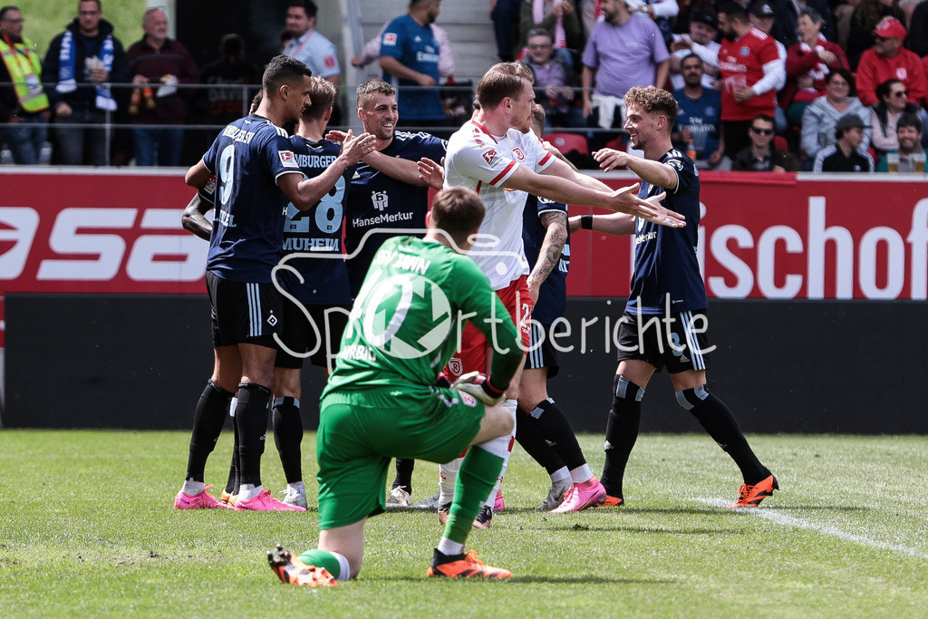 SSV Jahn Regensburg - Hamburger SV | Wieder jubelt der HSV - Das 0-4 durch Sonny KITTEL (HSV #10) beduetet auch den Halbzeitstand / Freude / Jubel / Tor / Torschuetze / DFL REGULATIONS PROHIBIT ANY USE OF PHOTOGRAPHS AS IMAGE SEQUENCES AND/OR QUASI-VIDEO