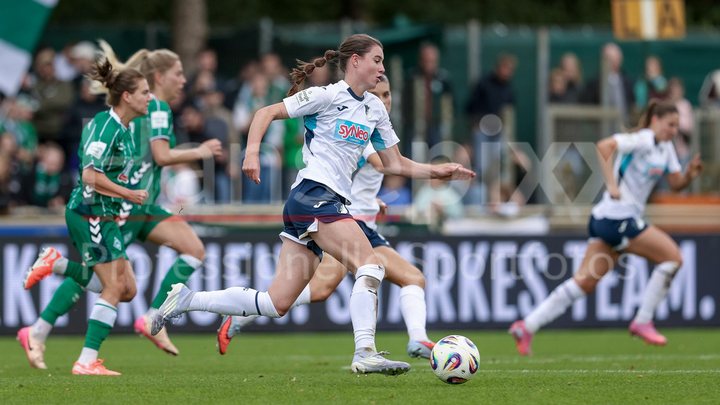Fussball, Google Pixel Frauen-Bundesliga, SV Werder Bremen - TSG 1899 Hoffenheim | Chiara Hahn (TSG 1899 Hoffenheim, 23) am Ball, Einzelbild, Ganzkörper, Aktion, Action, Spielszene, DIE DFB-RICHTLINIEN UNTERSAGEN JEGLICHE NUTZUNG VON FOTOS ALS SEQUENZBILDER UND/ODER VIDEOÄHNLICHE FOTOSTRECKEN. DFB REGULATIONS PROHIBIT ANY USE OF PHOTOGRAPHS AS IMAGE SEQUENCES AND/OR QUASI-VIDEO.