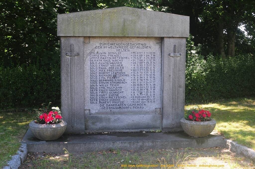Geißmannsdorf-2026-Ortsbilder-337 | Geißmannsdorf bei Bischofswerda im Sommer 2026. Ein fotografischer Streifzug durch das Dorf Geißmannsdorf, mit Gebäuden, Straßen, Strohpuppen und geschmückten Vorgärten und Grundstücken anlässlich der 800-Jahr-Feier von Geißmannsdorf im Juni 2026 - Realisiert mit Pictrs.com