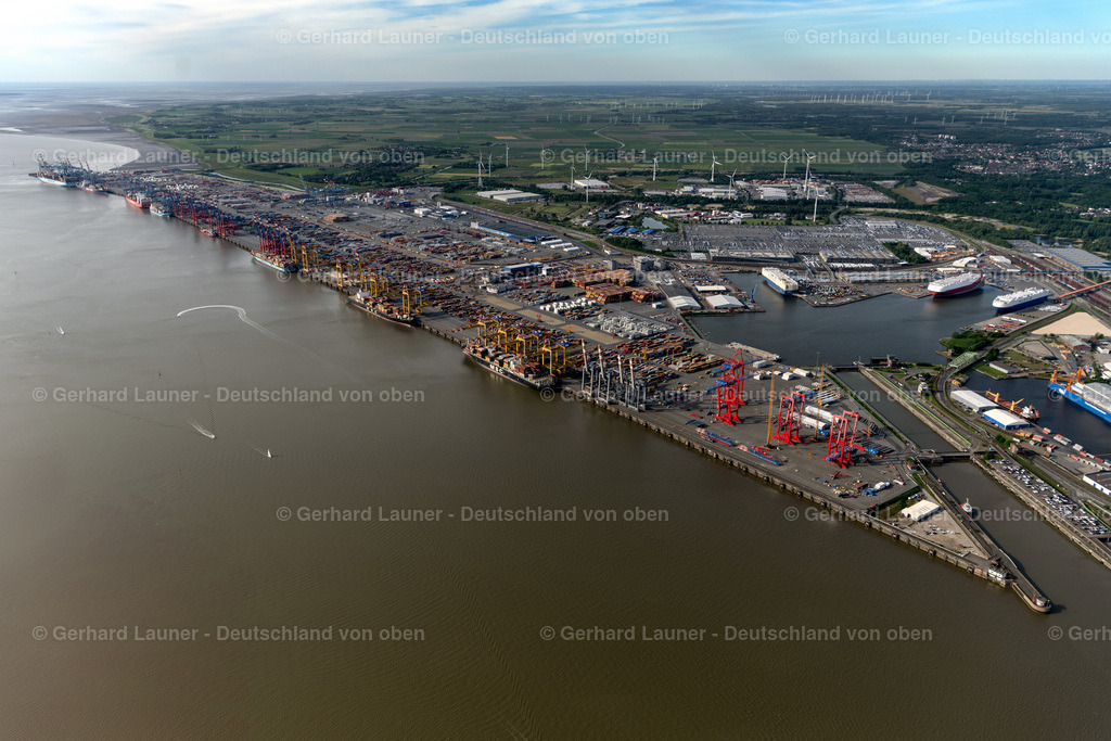 4030461 | BREMERHAVEN 01.06.2020 Hafenanlagen und Terminals mit Lagerhallen und Speditions und Logistikunternehmen im Stadtbremischen Überseehafen in Bremerhaven im Bundesland Bremen. Weiterführende Informationen bei: Stadt Bremerhaven. // Docks and terminals with warehouses and freight forwarding and logistics companies by the mouth of the Weser in Bremerhaven in the state Bremen. Further information at: Stadt Bremerhaven. Foto: Gerhard Launer