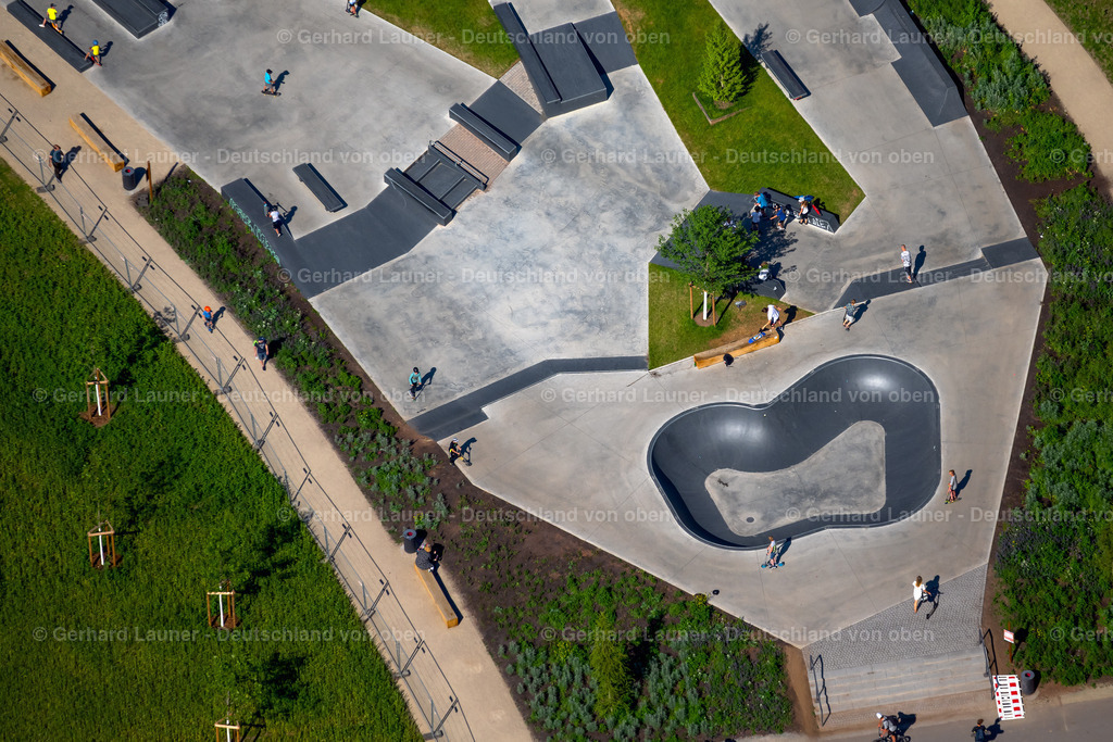 4046034 | ERFURT 14.06.2021  Skatebahn im " Nordpark " in Erfurt im Bundesland Thüringen, Deutschland. // Route of the cycle path and the skating rink in " Nordpark " in Erfurt in the state Thuringia, Germany. Foto: Gerhard Launer