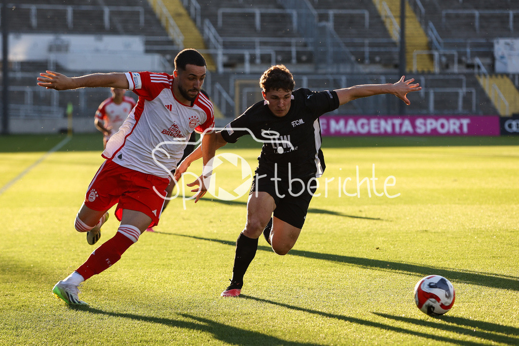 FC Bayern Amateure - FC Memmingen | Dion BERISHA (FCB #11) im Duell mit Lukas BETTRICH (FCM #2)