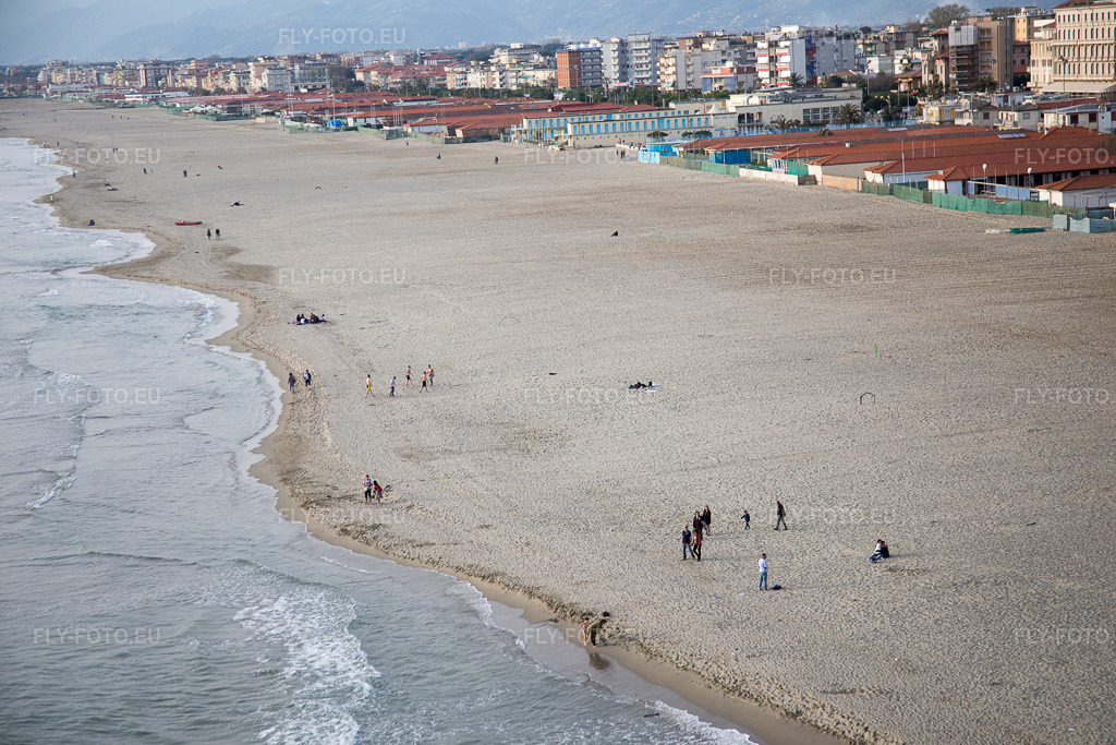 Vue aérienne: Vue de la ville à Viareggio dans le département Lucca, Italie. Photo: IMG_087010.jpg prise le 03/04/2016 par Werner Riehm/FLY-FOTO.eu – Résolution de l'original: 5472 x 3648 px