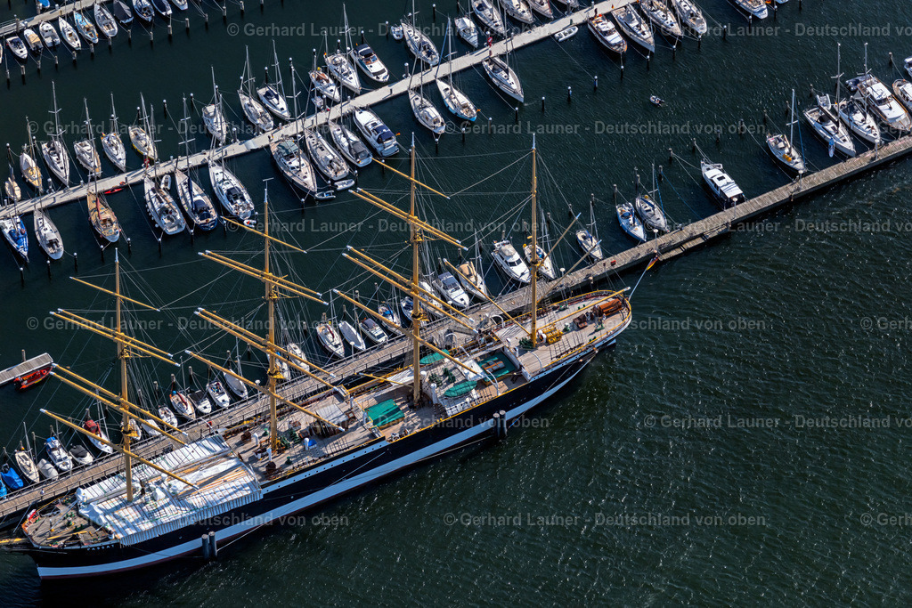 4038225 | Viermastbark Passat im Yachthafen, Travemünde