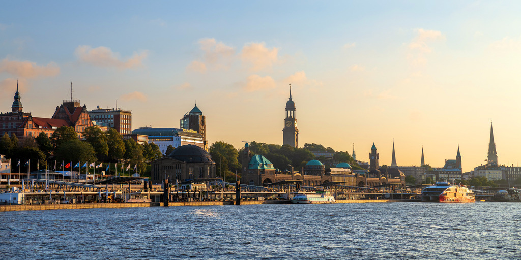 10230626 - Morgenlicht | Wunderschöne Lichtstimmung morgens auf der Elbe mit Blick auf den Michel und die Landungsbrücken.
Bestellen Sie dieses exklusive Motiv als Wandbild oder Poster in vielen Ausführungen und Formaten. Zur Auswahl gelangen Sie über "Bestellen".