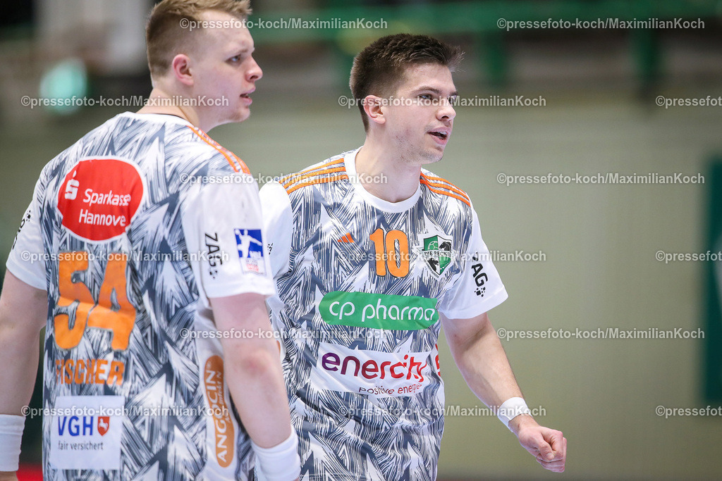 Wup1HBL24022401059 | 24.02.2024, Wuppertal, Handball, Uni-Halle, Liqui Moly Bundesliga, 23. Spieltag, Bergischer HC - TSV Hannover-Burgdorf: Justus Fischer (TSV Hannover-Burgdorf) und Renars Uscins (TSV Hannover-Burgdorf)