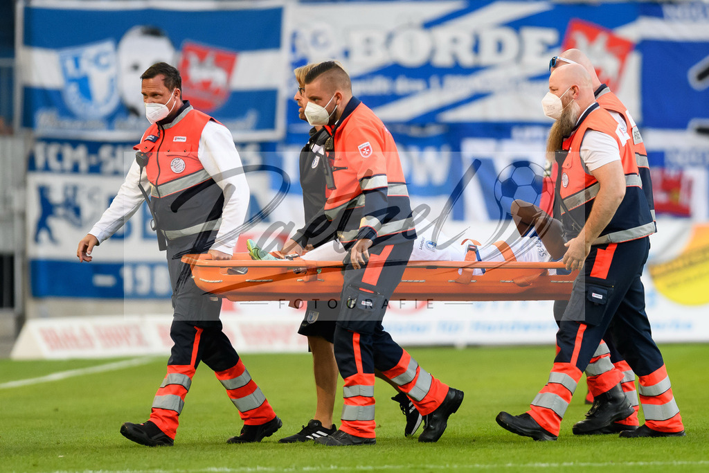 FCMFCK20210904_043 | Fussball, Herren: Sirlord Conteh (1. FC Magdeburg) verletzt beim Spiel der 3. Liga zwischen 1. FC Magdeburg und 1. FC Kaiserslautern in der MDCC-Arena am 04.09.2021 in Magdeburg, Deutschland.DFB / DFL REGULATIONS PROHIBIT ANY USE OF PHOTOGRAPHS AS IMAGE SEQUENCES AND/OR QUASI-VIDEO. - Realisiert mit Pictrs.com