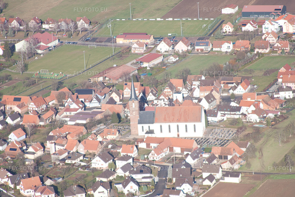Vue aérienne: Cimetière et Église Saint-Barthélemy de Schleithal à Schleithal dans le département Bas Rhin, France – .Photo: IMG_48497.jpg prise le 11/12/2011 par Werner Riehm/FLY-FOTO.eu – Résolution de l'original: 4752 x 3168 px
