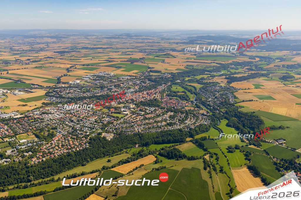 Stadt Warburg von Oben- Die Luftaufnahme wurde 2025 vom UL-Flugzeug heraus erstellt ( keine Drohnenaufnahme ) - Hochauflösende Luftaufnahme - für Wandbilder und großformatige Ausdrucke geeignet. Das besondere Geschenk!Hier alle&nbsp;Infos zur Lizenzierung der LuftaufnahmeWir fliegen auch dieses Jahr wieder in Ihre Region um Luftbilder zu erstellen.- Luftbild anfragen