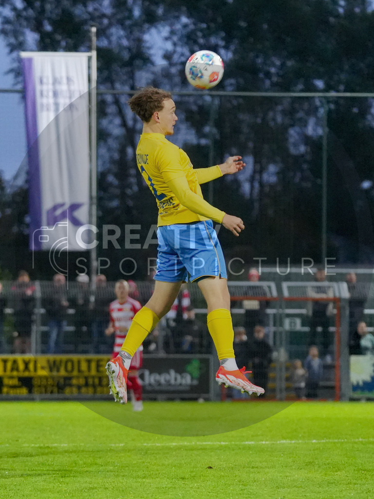 Fußball, Herren, Saison 2025/2026, Testspiel, Freundschaftsspiel, FSV 63 Luckenwalde vs. 1.FC Union Berlin, Mittwoch 08.10.2025, Werner-Seelenbinder-Stadion Luckenwalde, | Fußball, Herren, Saison 2025/2026, Testspiel, Freundschaftsspiel, FSV 63 Luckenwalde vs. 1.FC Union Berlin, Mittwoch 08.10.2025, Werner-Seelenbinder-Stadion Luckenwalde, Im Bild: Remo Merke (Luckenwalde) - Realisiert mit Pictrs.com