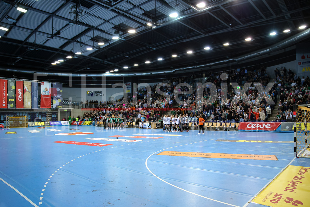 Handball, Bundesliga Frauen, VfL Oldenburg - Thüringer HC | v.li.: Blick auf die EWE Arena, Halle, volle Halle, Spielfeld, Tribünen, Beleuchtung, Symbolfoto, Symbolbild Handball