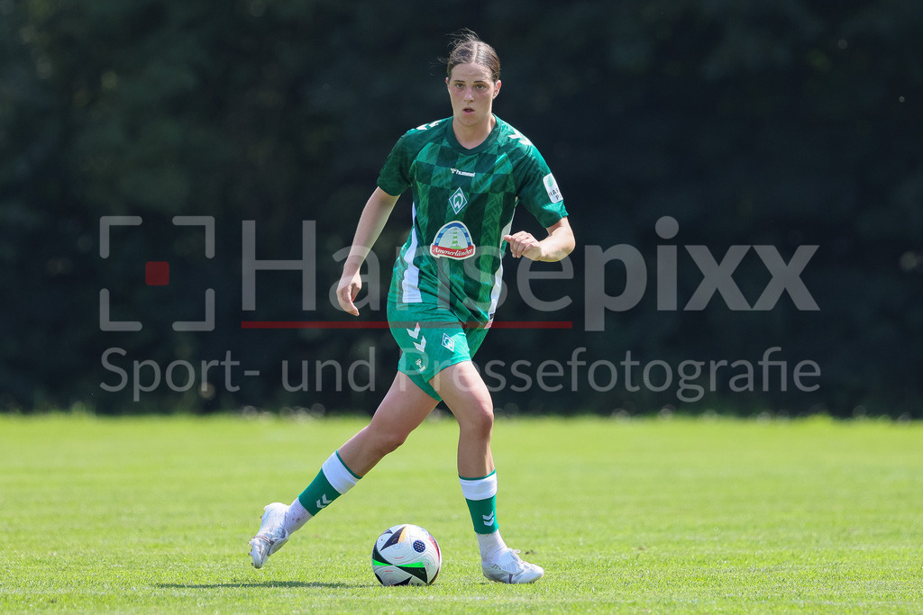 Fussball, Testspiel Frauen, SV Henstedt-Ulzburg - SV Werder Bremen | v.li.: Lara Schmidt (SV Werder Bremen, 24) am Ball, Freisteller, Einzelbild, Ganzkörper, Aktion, Action, Spielszene