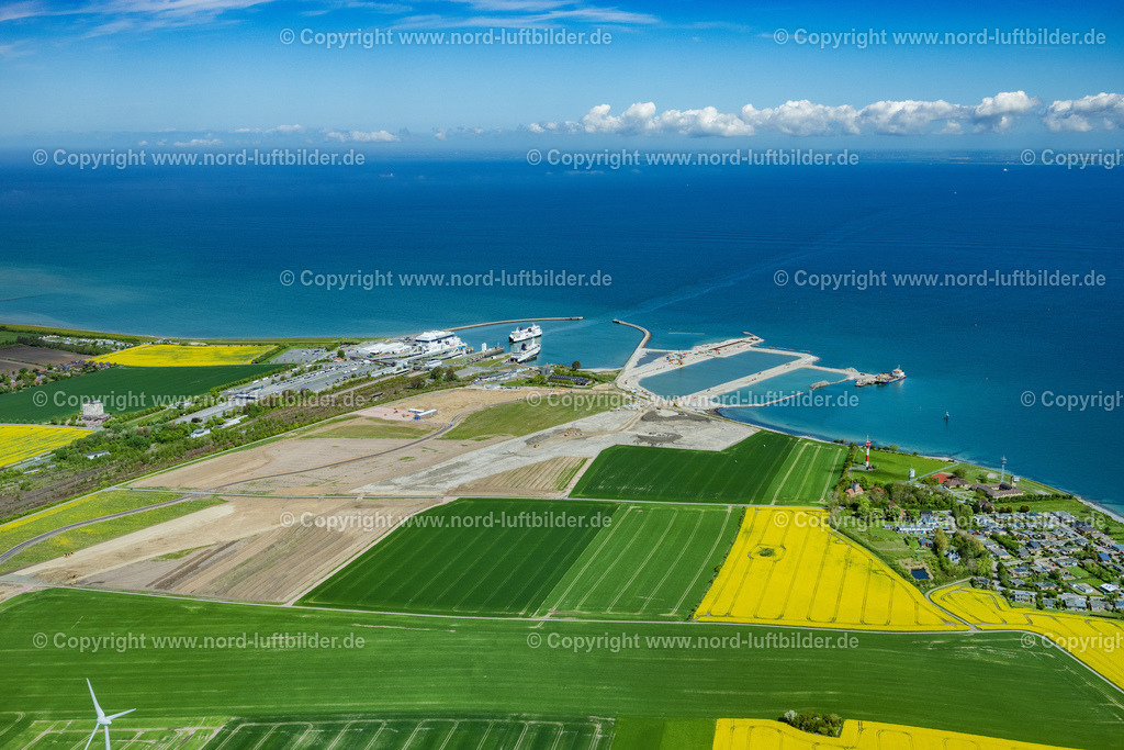 Fehmarn_Fährhafen_Puttgarden_Baustelle_Tunnelbau_ELS_4741150522 | FEHMARN 15.05.2022 Hafenanlagen des Fährhafens und Baustelle des Baus des Fehmarnbelt-Tunnels in Puttgarden auf Fehmarn im Bundesland Schleswig-Holstein, Deutschland. Weiterführende Informationen bei: DB Netz AG,  Deutsche Bahn AG,  Femern A/S,  Landesbetrieb für Küstenschutz, Nationalpark und Meeresschutz Schleswig-Holstein (LKN.SH). // Port facilities of the ferry port and construction site for the construction of the Fehmarnbelt Tunnel in Puttgarden on Fehmarn in the state Schleswig-Holstein, Germany. Further information at: DB Netz AG,  Deutsche Bahn AG,  Femern A/S,  Landesbetrieb fuer Kuestenschutz, Nationalpark und Meeresschutz Schleswig-Holstein (LKN.SH). Foto: Martin Elsen