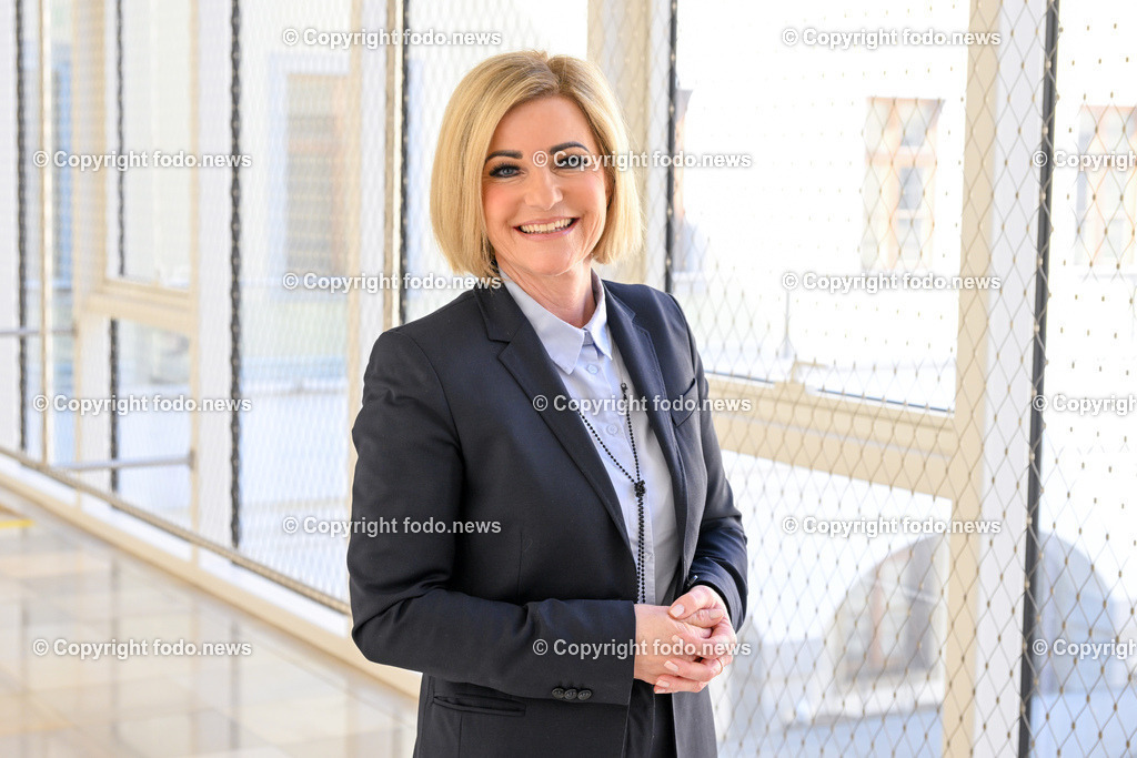 Pressekonferenz AMS Ooe_ Fuehrungswechsel im AMS Ooe_ 25.04.2023-7 | 25.04.2023, Presseclub Linz, AUT, Pressekonferenz AMS Ooe, Fuehrungswechsel im AMS Ooe, im Bild Iris Schmidt (Landesgeschaeftsfuehrerin des Arbeitsmarktservice Ooe)