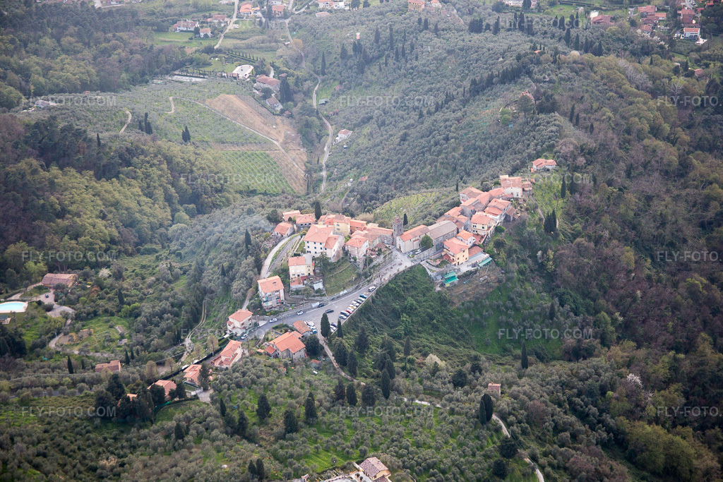 Aerial view: View of the town in Mommio Castello in the state Tuscany, Italy. – Photo: IMG_087037.jpg taken on 04/03/2016 by Werner Riehm/FLY-FOTO.com – Resolution of the original: 5472 x 3648 px