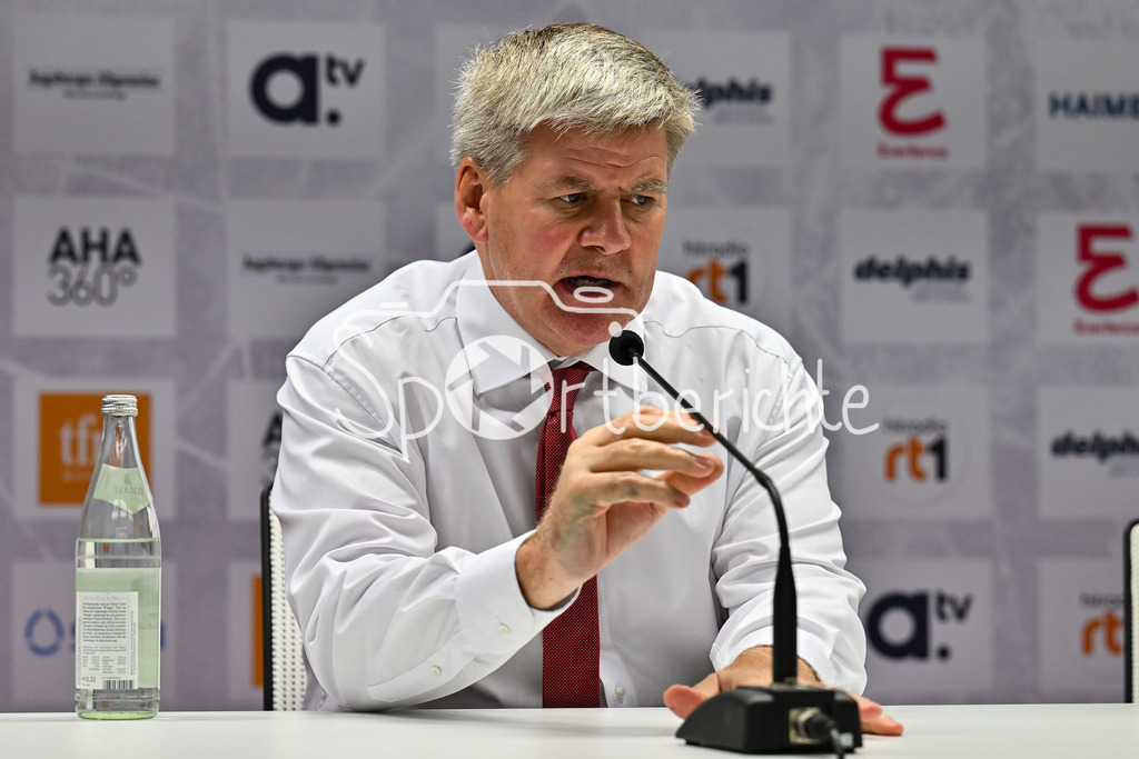 Augsburger Panther - Fischtown Pinguins | Im Bild Bill PETERS Trainer Augsburger Panther nach der Niederlage gegen Bremerhaven auf der Pressekonferenz beim match zwischen den Augsburger Panthern und den Fischtown Pinguins am 15. Spieltag der Penny DEL im Curt Frenzel Stadion am 28.10.2025