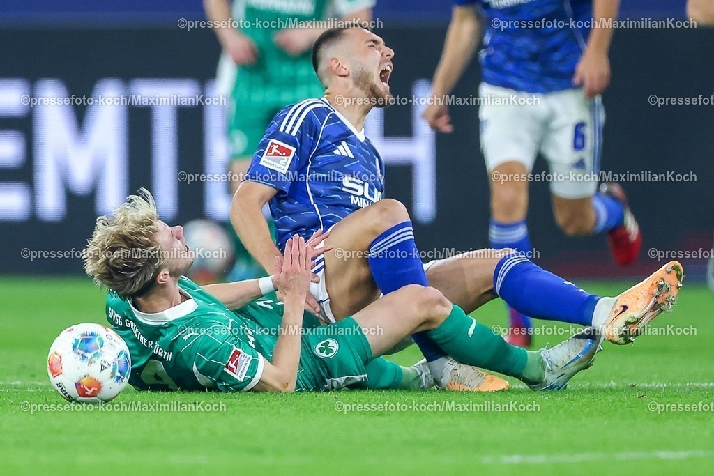 S0426092501162 | 25.09.2025, Fußball, FC Schalke 04 - SpVgg Greuther Fürth, 7.Spieltag, 2. Fußball Bundesliga, Veltins-Arena Gelsenkirchen, Saison 2025 2026: Marco John&nbsp;(Greuther Fürth #24) stürzt zusammen im Zweikampf gegen  Hasan Kurucay&nbsp;(Schalke04 #04) DFB regulations prohibit any use of photographs as image sequences and or quasi-video.