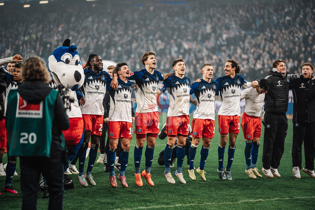 Fußball | Männer | Saison 2025/2026 | 1. Fußball-Bundesliga | 13. Spieltag | Hamburger SV vs. SV Werder Bremen | 07.12.2025 | HSV feiert nach dem Sieg mit den Fans, v.l. Jordan Torunarigha (#25, HSV), Giorgi Gocholeishvili (#16, HSV), Luka Vuskovic (#44, HSV), Nicolai Remberg (#21, HSV), Miro Muheim (#28, HSV) und Yussuf Poulsen (#15, HSV)