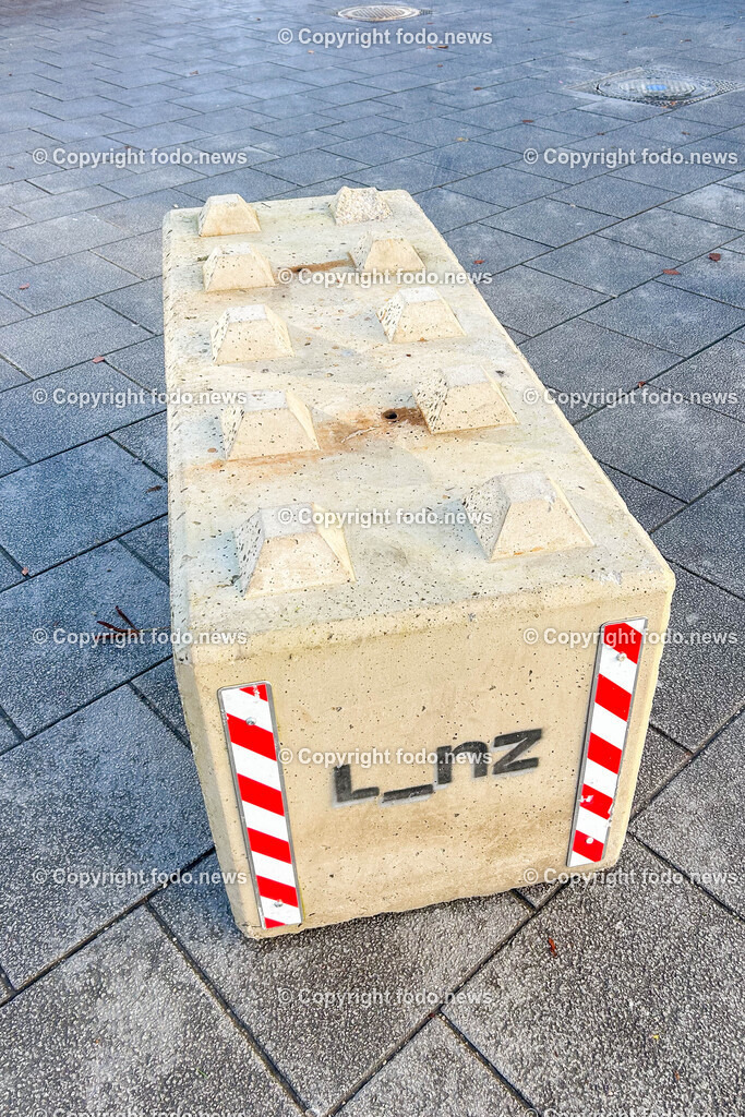 Linz_ Weihnachtsmarkt_ Terrorschutz_ 18.11.2025-14 | 18.11.2025, LINZ, AUT, Weihnachtsmarkt, im Bild Themenbild, Betonbarrieren, Betonblock, Terrorschutz, Volksgarten, Stadt, L_nz, Sicherheit, Fußgaengerzone, Weihnachtsmarkt, Huetten, Winter, Bauume ohne Laub, Absperrung, Verkehrsschutz, oeffentlicher Platz, Menschen, urban, Feature, Symbolbild