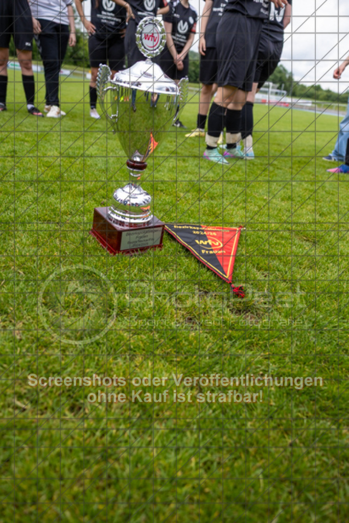 20250529_150523_1646 | #,  SGM Wendlingen-Ötlingen II (blau) vs. 1.FC Donzdorf II (schwarz), Fussball, Frauen-Bezirkspokal Finale Saison 2024/2025, Rasenplatz VfL Stadion Kirchheim, Jesinger Straße 105, 73230 Kirchheim, 29.05.2025 - 13:00 Uhr,Foto: PhotoPeet-Sportfotografie/Peter Harich