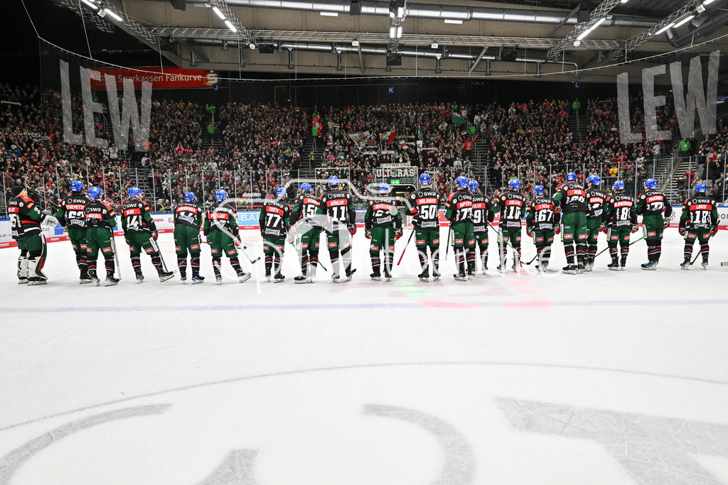 Augsburger Panther - Löwen Frankfurt  | Das Team der Augsburger Panther feiert zusammen mit den Fans dem Heimspieg gegen Frankfurt / DEL: Augsburger Panther - Loewen Frankfurt, Curt Frenzel Stadion am 12.01.2025