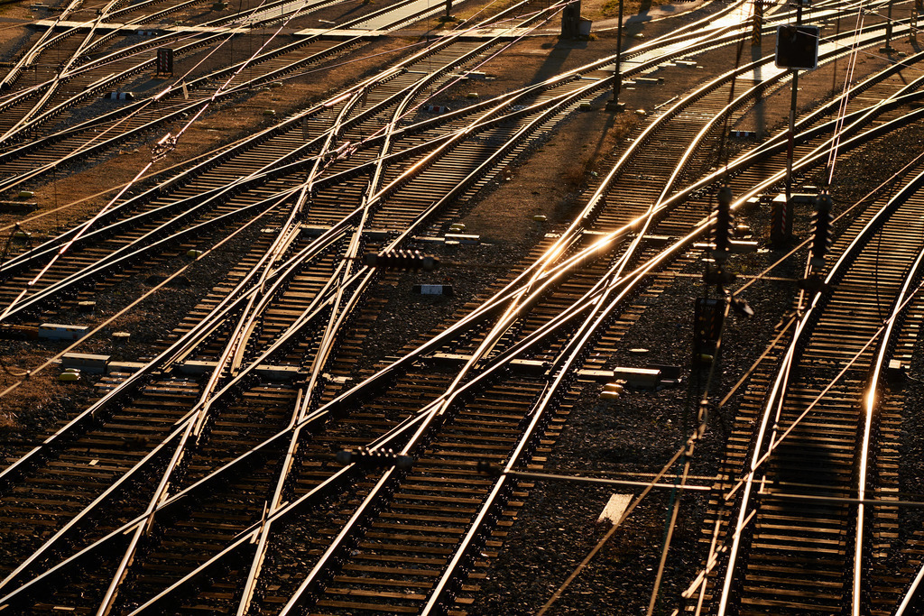 Eisenbahnschienen im Gegenlicht beim Westbahnhof | Wien, Austria - February 23, 2022: Eisenbahnschienen im Gegenlicht beim Westbahnhof. - Realisiert mit Pictrs.com