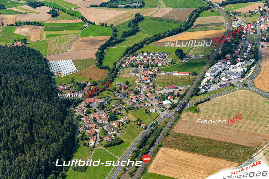 Die Luftaufnahme Gundelsdorf - Kronach wurde 2021 mittels Flugzeug (keine Drohne) erstellt. Hohe Auflösung -für große Poster und Wandbilder geeignet!